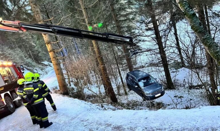 Trotz Schneeketten: Fahrer schlittert in den Abgrund