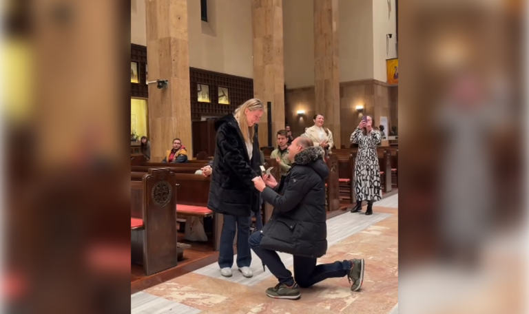 Antrag in Kirche: Pater segnet Paar nach emotionalem Ja-Wort (VIDEO)