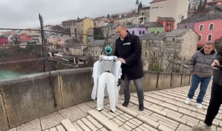 Balkan-Roboter auf Tour: Humanoider „Roby“ begeistert Bosnien (VIDEOS)