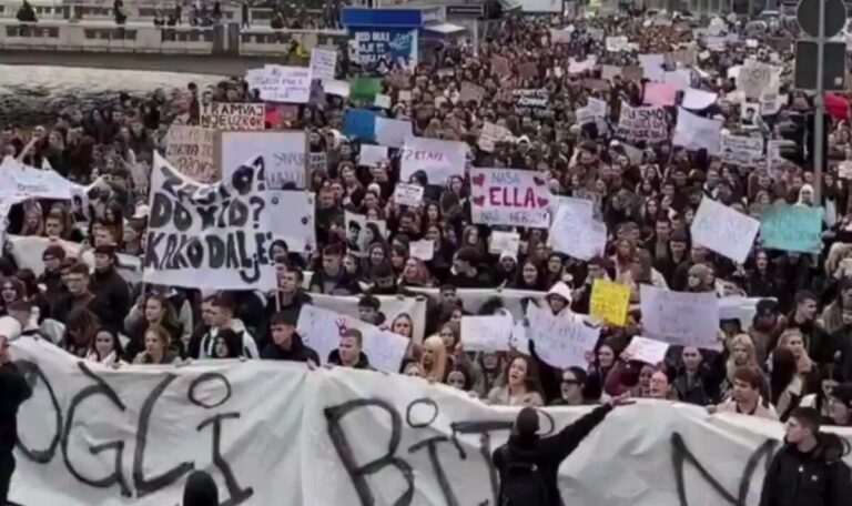 Massenproteste in Sarajevo: Straßenbahn-Unglück erschüttert Politik (VIDEO)