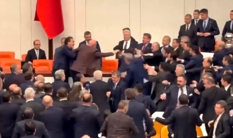 Erdogans neuer Justizminister löst Massenschlägerei aus (VIDEOS)
