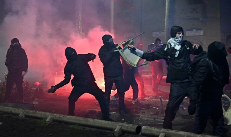 Molotowcocktails und brennende Barrikaden: 31 Beamte bei linker Demo verletzt