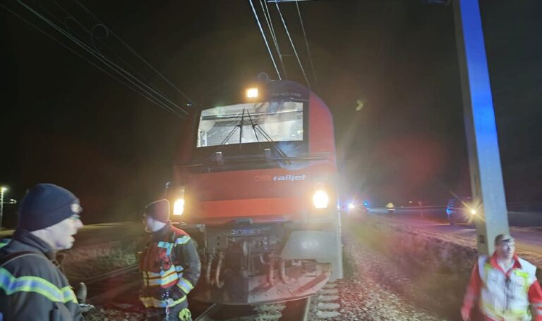 Gerissene Oberleitung: 47 Passagiere im Railjet gefangen (FOTOS)