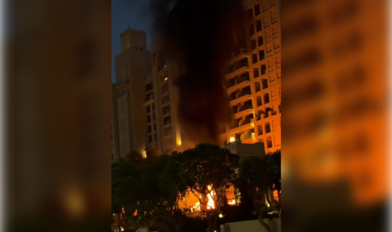 Chaos in Dubai – Iranische Raketen treffen Luxus-Hotel (VIDEO)