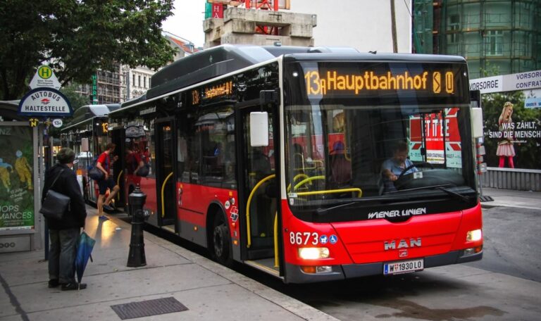 Freie Fahrt statt Ampel-Frust: Öffis sollen nur noch an Stationen halten