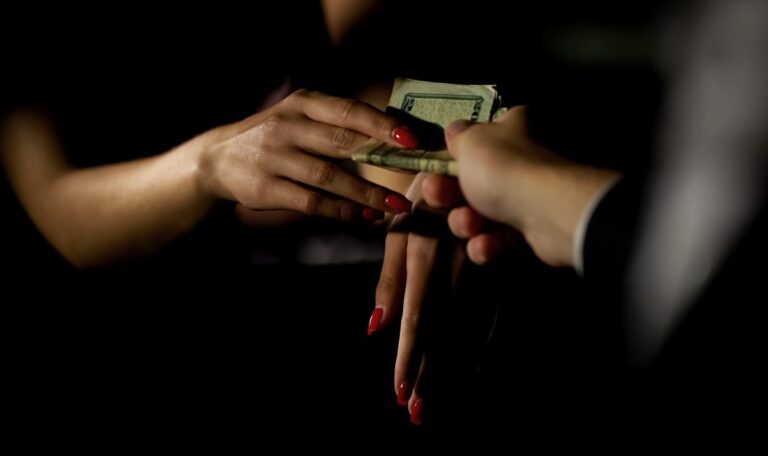 Schwere Vorwürfe: Prostituierte empfing Kunden neben Kinderbett!