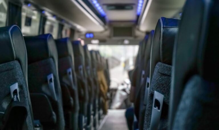 Schüler im Reisebus in Gefahr? Kontrolle bringt schwere Mängel ans Licht