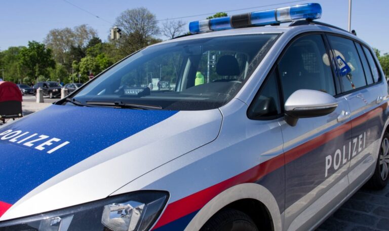 Blaulicht-Crash in Favoriten: Polizeiauto gerammt – drei Verletzte