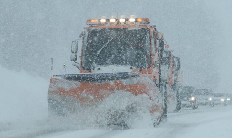 Winter mit Vollgas zurück – Schnee legt Verkehr lahm