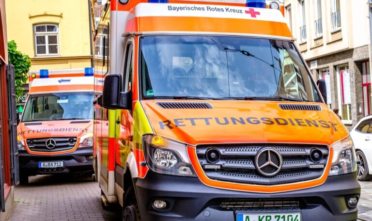 Bus rast in Gebäude: 13-Jährige verstirbt am Unfallort