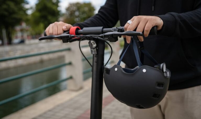 Helmpflicht kommt: Regierung bringt neue Regeln für E-Scooter & E-Bikes!