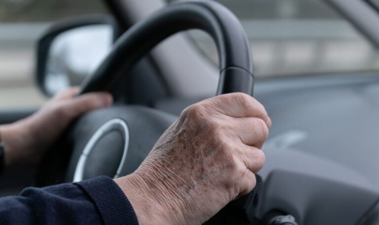 80-Jährige übersieht Fußgänger: Mutter und Sohn verletzt