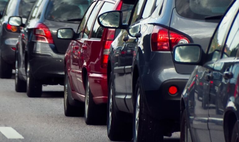 Winterurlauber-Chaos: Diese Straßen werden heute zur Staufalle!