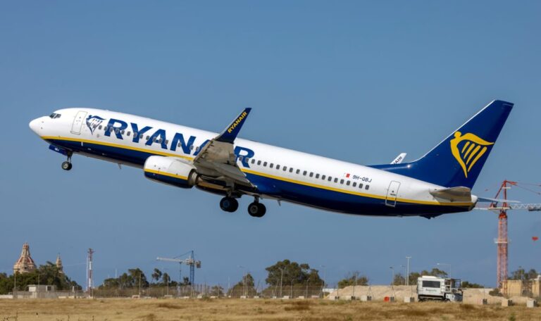 Zwei Umleitungen, null Essen: Ryanair-Passagiere wollen Pilot aus Cockpit zerren