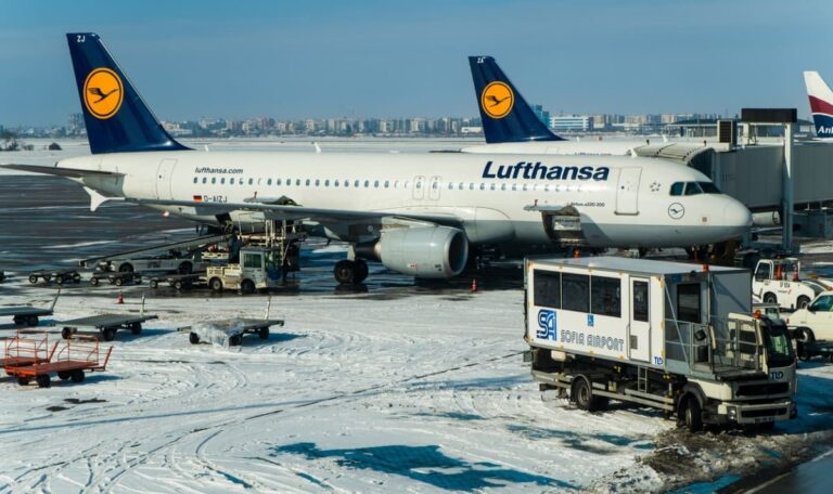 Passagiere nachts im Flieger gefangen – Feuerwehr erhebt schwere Vorwürfe