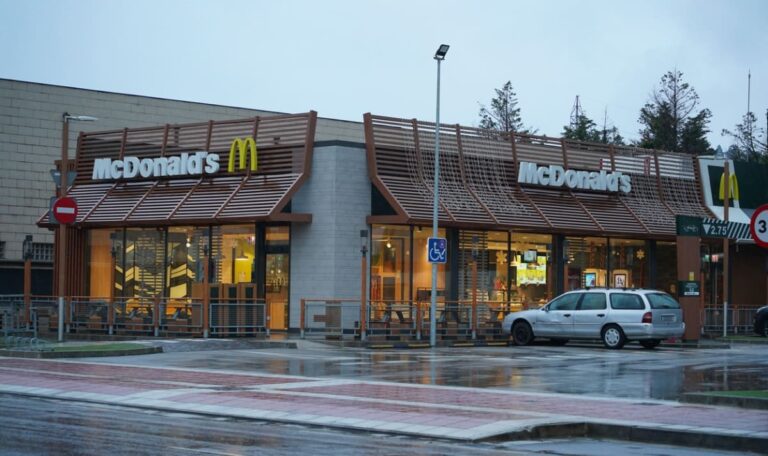 Verbotene Liebe führt zu Familien-Schlägerei vor McDonald’s