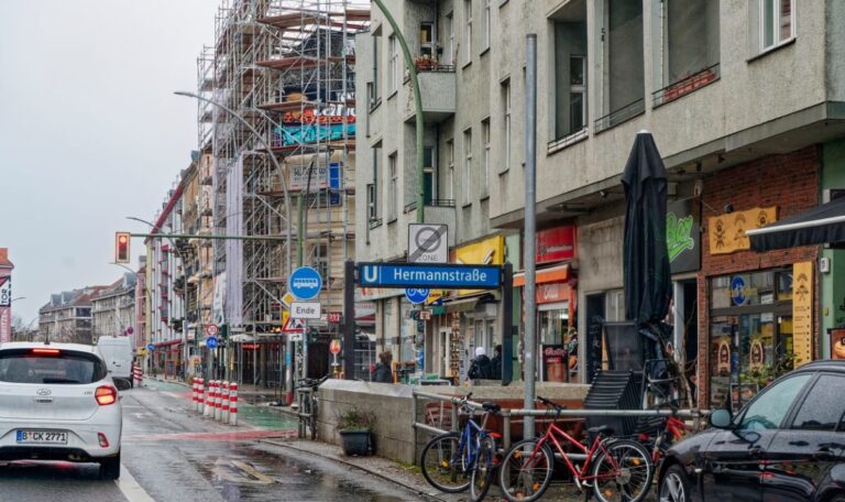 Jugendliche treten Mann brutal Treppe hinunter – alles wird gefilmt!