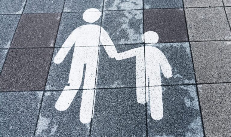 Todesfalle Gehsteig: Wiener fliegt zweimal gegen die Hausmauer