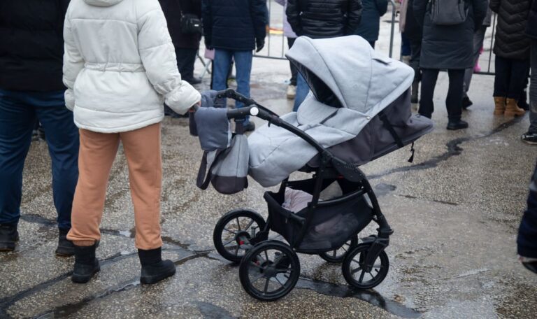 Kinderwagen als Geldtresor: Bande versteckt Tausende in Babykarre