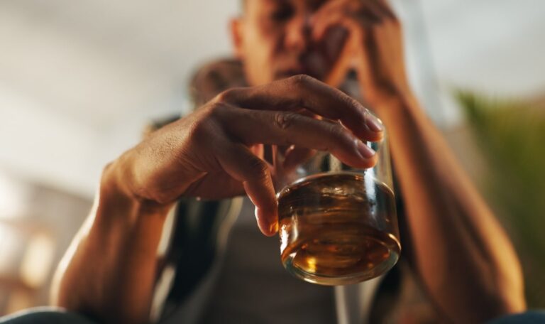 Studie: Trinken Österreicher Alkohol, um Depressionen und Angst zu bewältigen?