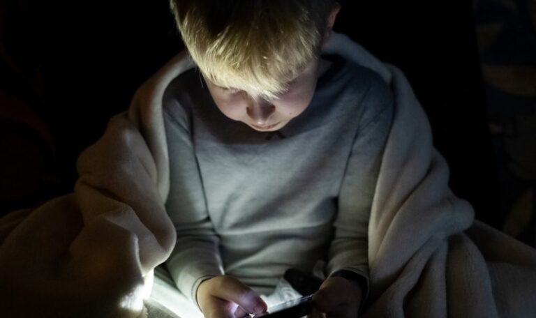 Social Media & Co.: So macht das Smartphone Kinder süchtig