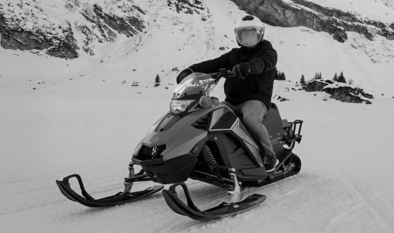 Tragödie im Schnee: Skidoo-Fahrer stirbt vor den Augen seiner Freunde