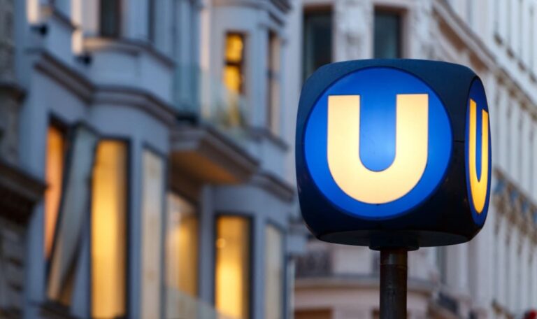 U4-Schock: Mülltonnen-Attacke stoppt Zug beim Naschmarkt