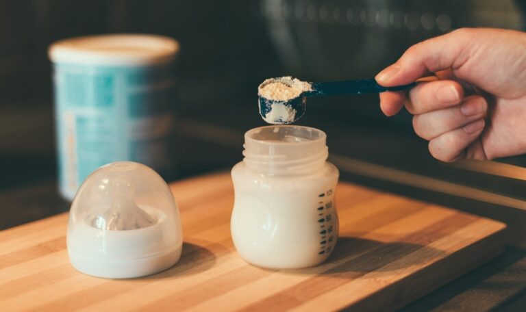 Erstes Baby nach Danone-Milch vergiftet – Toxin im Stuhl