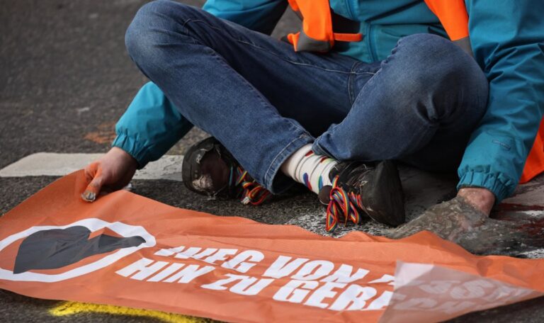 Nach Autobahnblockade auf A2: Erstes Urteil gegen Klima-Kleber gefallen