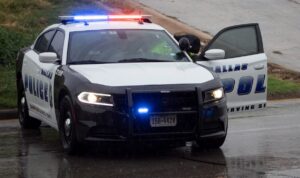 Mutter sticht Kleinkinder mit Messer – Polizeieinsätze blieben wirkungslos