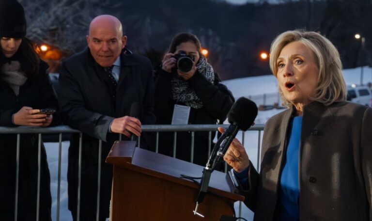 Clintons sagen unter Eid aus: „Wussten nichts von Epstein-Verbrechen“ (VIDEO)