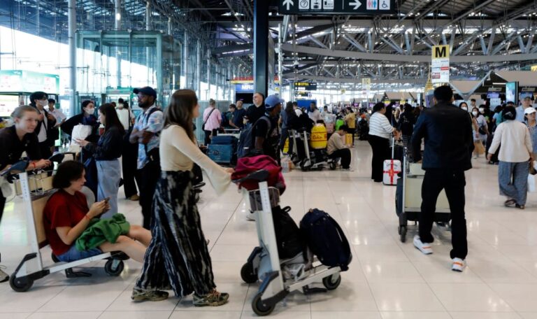 Chaos bei Evakuierungsflug – Passagieren hämmern in Panik gegen Fenster