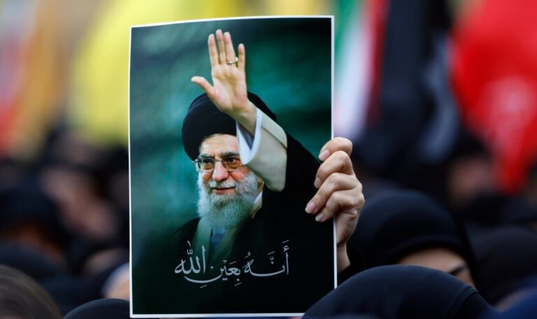 Einmalige Gelegenheit“: CIA-Tipp besiegelte Khameneis Schicksal