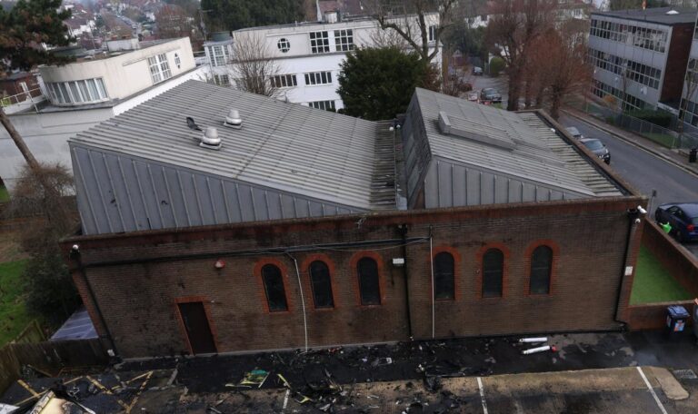 Explosionen nach Anschlag auf Synagoge: Rettungsfahrzeuge in Flammen