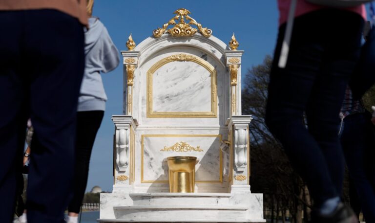 Goldene Toilette vor Lincoln Memorial – Protest gegen Trump sorgt für Aufsehen