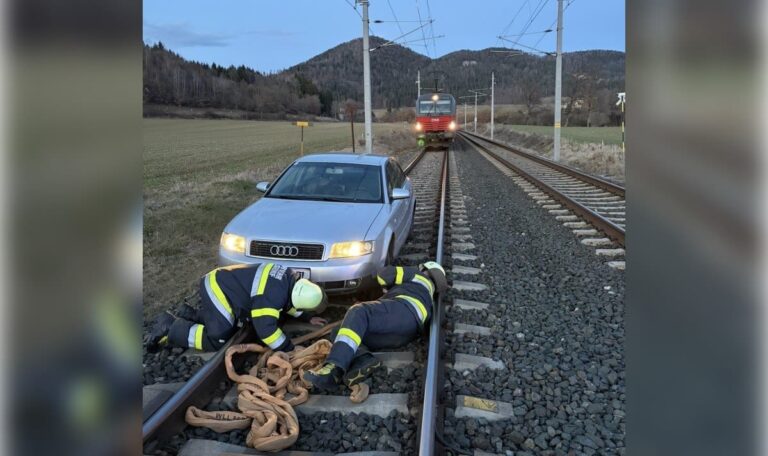 Alkolenker rast auf Bahngleise – Güterzug stoppt vor Kollision (FOTOS)
