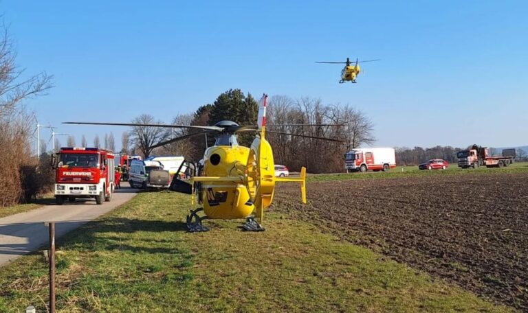 Frontalcrash mit Familie: Zwei Hubschrauber im Einsatz