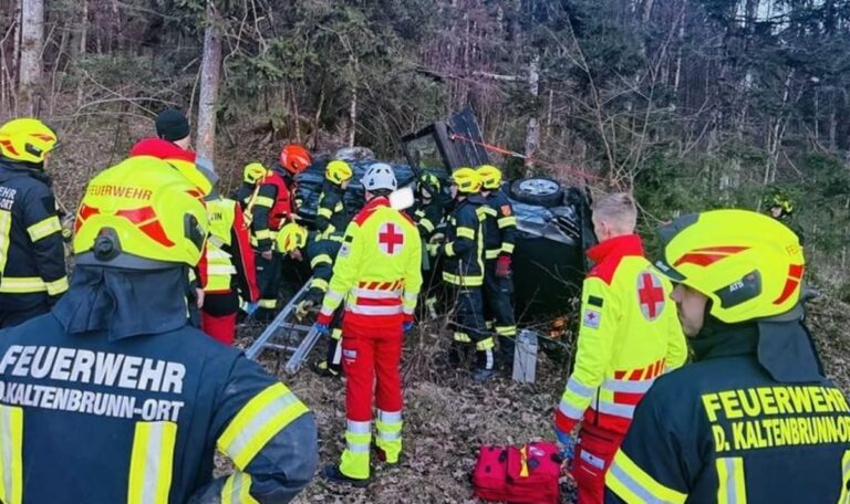 Von Fahrbahn abgekommen – Feuerwehr befreit Schwerverletzten (FOTOS)