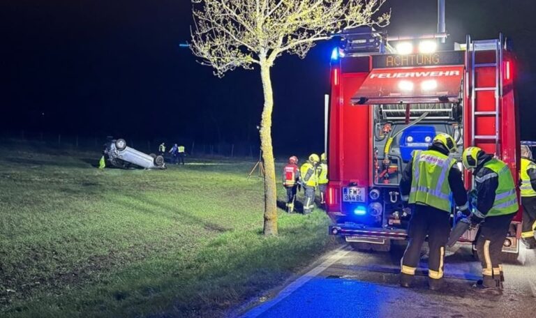 Fahrer bewusstlos im Wrack: Handy ruft selbst die Rettung nach Unfall