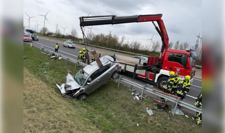 A4-Unfall: Auto hängt auf Leitschiene – Katze spurlos verschwunden