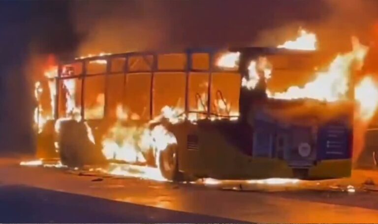 Rettung aus brennendem Bus: Passant schlug Fenster mit Stein ein (VIDEOS)