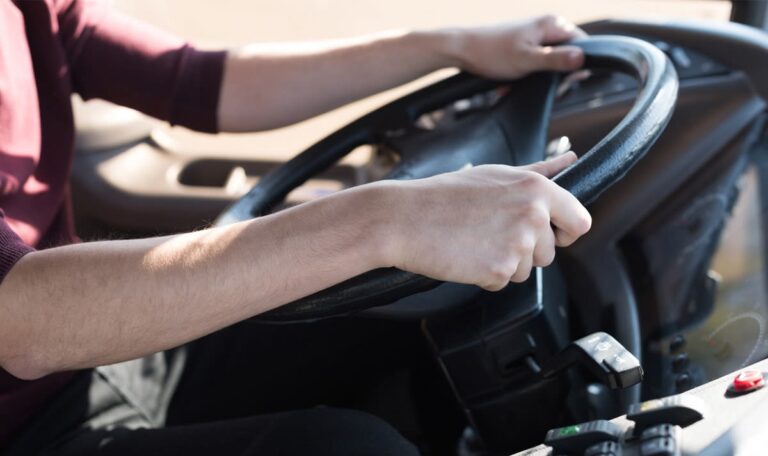 15-Jähriger klaut Linienbus und fährt Freundin zur Schule