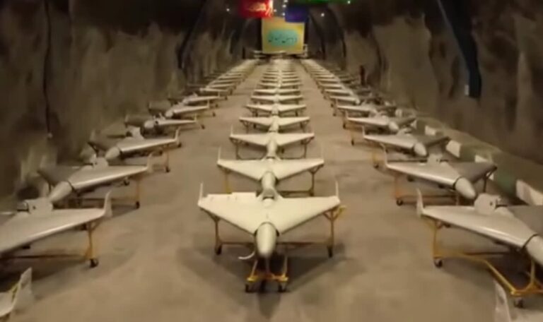 Iran zeigt unterirdische Bunker voller Raketen und Drohnen (VIDEO)