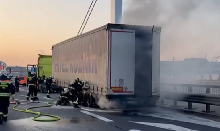 Acht Kilometer Stau: Lkw brennt mitten im Berufsverkehr (VIDEOS)