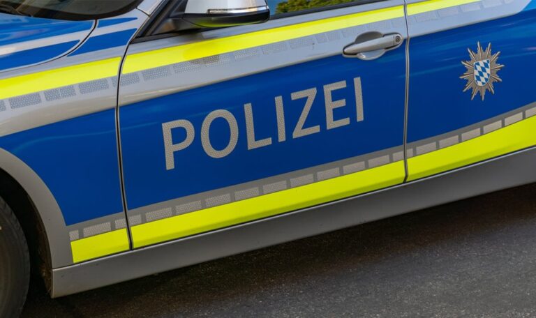 Drei Tote in Einfamilienhaus entdeckt: Mann tötet Frau und Tochter