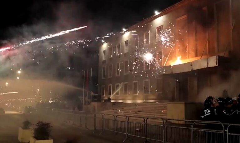 Proteste in Albanien: Feuerwerk-Attacke auf Ramas Büro (VIDEO)