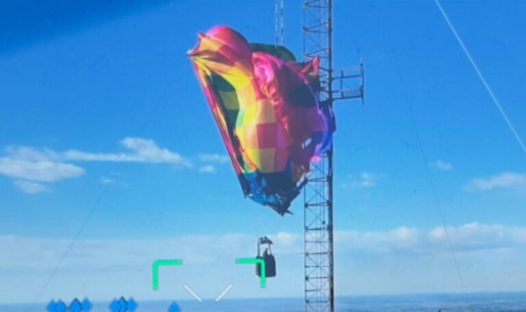 Horror-Szene in 300 m Höhe – Heißluftballon verfängt sich an Funkmast! (VIDEO)