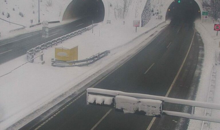 Schnee überrascht Kroatien: Straßen im Winter‑Chaos
