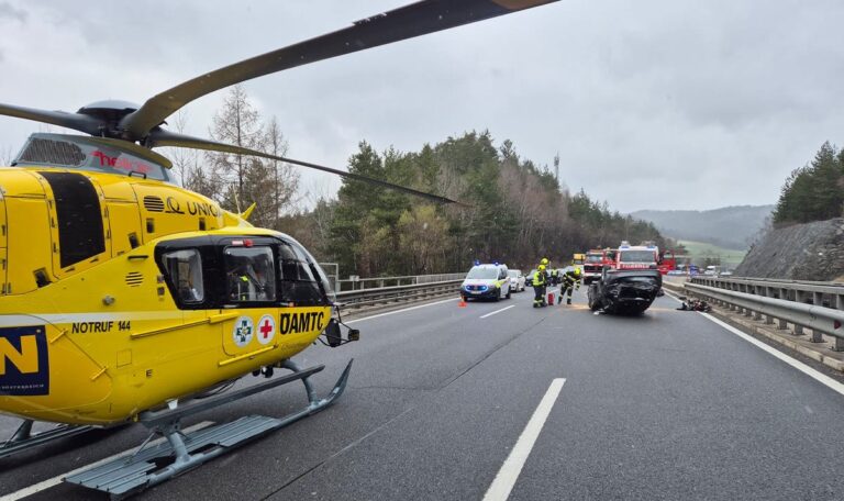 Vater und Kind überschlagen mit Auto – Ersthelfer retten sie aus Wrack