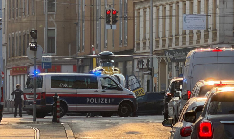 ÖAMTC-Hubschrauber landet mitten auf dem Neubaugürtel (VIDEO)